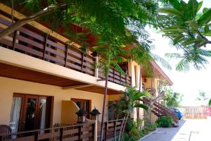 um edifício com uma escadaria e palmeiras em Arbiru Beach Resort em Dili