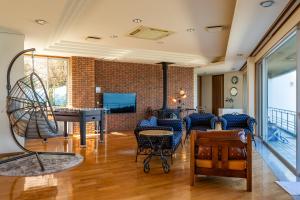 a living room with a table and chairs at Gardenia in Aji
