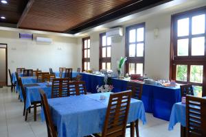 Um restaurante ou outro lugar para comer em Arbiru Beach Resort