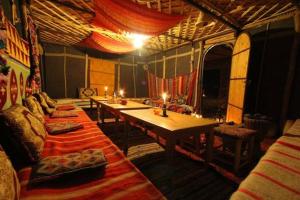 Ruang duduk di Bivouac Le Petit Prince Merzouga