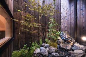 京都市にあるhigashiyamaの木塀前の庭