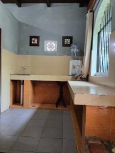un bagno con lavandino e finestra di Tempuran Hills Villa Kaliurang Yogyakarta a Kaliurang