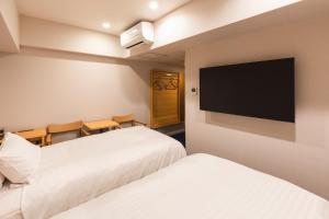 TV a/nebo společenská místnost v ubytování Sotetsu Fresa Inn Kyoto-Kiyomizu Gojo