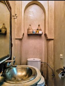 une salle de bain avec un lavabo et des toilettes dans l'établissement Riad dar serenity, à Marrakech 107 autres photos