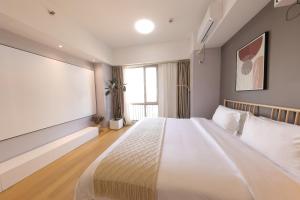Ліжко або ліжка в номері Shanghai Suju Service Apartment Pudong Wanda Plaza Zhoupu Subway Station Branch