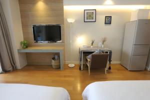 Ліжко або ліжка в номері Shanghai Suju Service Apartment Pudong Wanda Plaza Zhoupu Subway Station Branch