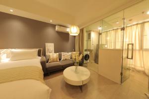Ліжко або ліжка в номері Shanghai Suju Service Apartment Pudong Wanda Plaza Zhoupu Subway Station Branch