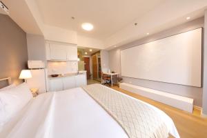 Ліжко або ліжка в номері Shanghai Suju Service Apartment Pudong Wanda Plaza Zhoupu Subway Station Branch