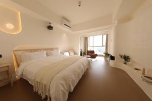 Ліжко або ліжка в номері Shanghai Suju Service Apartment Pudong Wanda Plaza Zhoupu Subway Station Branch +25 фото