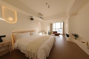 Ліжко або ліжка в номері Shanghai Suju Service Apartment Pudong Wanda Plaza Zhoupu Subway Station Branch