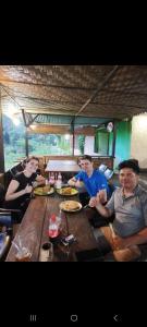 Επισκέπτες που μένουν στο Ustin Nagoya Bukit Lawang Orangutan Trekking & transport only book with us