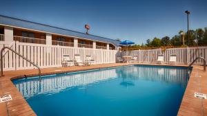 een groot zwembad voor een hotel bij Baymont by Wyndham Rocky Mount I-95 in Rocky Mount