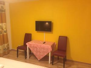 TV a/nebo společenská místnost v ubytování Hotel Adler