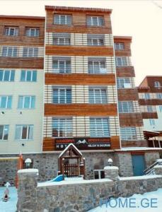 El edificio en el que está el departamento