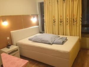 Postel nebo postele na pokoji v ubytování Hotel Adler