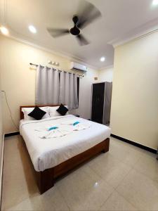 Ένα ή περισσότερα κρεβάτια σε δωμάτιο στο Casa 714 2BHK Apartment by Stilla Ro Hospitality LLP