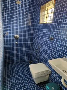 Ένα μπάνιο στο Casa 714 2BHK Apartment by Stilla Ro Hospitality LLP