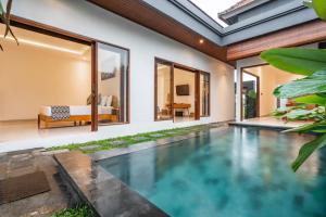 an infinity pool in the backyard of a villa at Villa Made Ubud in Ubud +3 photos