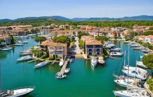 un gruppo di barche è attraccato in un porto di Appartement Restanques du Golf de Saint Tropez 2 chambres 6 personnes a Grimaud