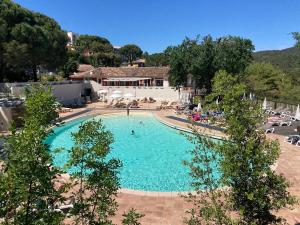 una grande piscina blu in un resort di Appartement Restanques du Golf de Saint Tropez 2 chambres 6 personnes a Grimaud