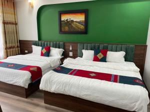 Postel nebo postele na pokoji v ubytování Harmony Haven Hotel