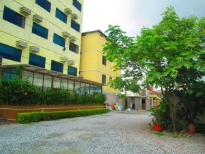 un edificio con un árbol delante de él en Hotel Garzota Inn, en Guayaquil