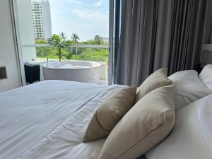 a bedroom with a bed with a view of a tub at Suite Top Frente al Mar en el Hotel Portohorizonte in Santa Marta +21 photos