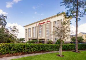 an office building with an american inn sign on it at Hampton Inn Orlando-International Airport in Orlando