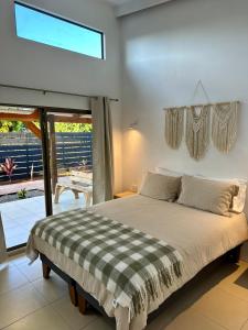 Ένα ή περισσότερα κρεβάτια σε δωμάτιο στο Makihi Suites