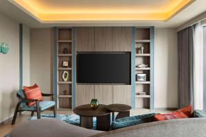 TV a/nebo společenská místnost v ubytování DoubleTree by Hilton Osaka Castle