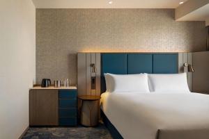 Postel nebo postele na pokoji v ubytování DoubleTree by Hilton Osaka Castle