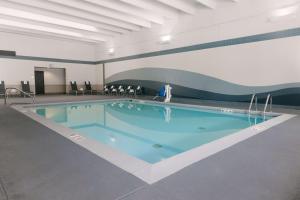 兰辛DoubleTree by Hilton Lansing的大房间里有一个大游泳池