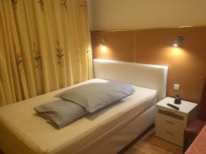 Postel nebo postele na pokoji v ubytování Hotel Adler