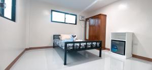 a room with a bed and a tv in it at Pacific Paradise Guesthouse in Ubay +34 photos