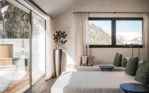 Postel nebo postele na pokoji v ubytování Hotel Plan de Gralba - das Berghotel
