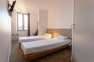 Postel nebo postele na pokoji v ubytování Hotel du Clocher