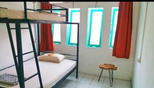A bed or beds in a room at Laura's Backpacker 523