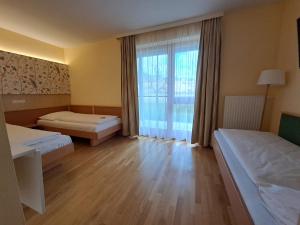 A bed or beds in a room at JUFA Hotel Stubenbergsee