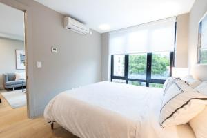 Ένα ή περισσότερα κρεβάτια σε δωμάτιο στο 149BK-301 New Construction 1BR Prime BK WD