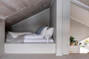 Postel nebo postele na pokoji v ubytování Brensholmen Beach House