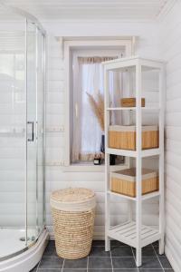 Postel nebo postele na pokoji v ubytování Brensholmen Beach House