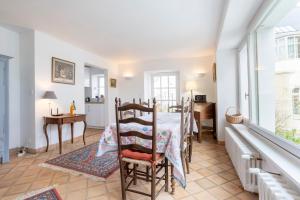 a dining room with a table and chairs and a window at L'Estuaire - vue sur la rivière in Combrit +15 photos