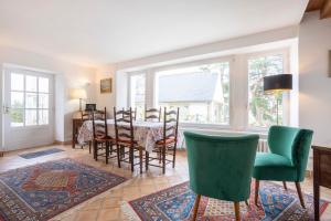 a dining room with a table and chairs at L'Estuaire - vue sur la rivière in Combrit