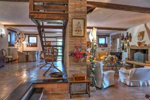 アメリアにあるCASALE TRE CIPRESSI 10, Emma Villasのレンガの壁のリビングルーム、暖炉付きのリビングルーム