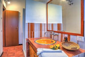 アメリアにあるCASALE TRE CIPRESSI 10, Emma Villasの洗面台と鏡のあるバスルーム +37枚の写真