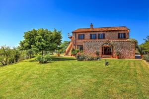 アメリアにあるCASALE TRE CIPRESSI 10, Emma Villasの大きな煉瓦造りの家