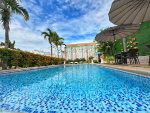 Bazén v ubytování S and M Hotel Inc. nebo v jeho okolí
