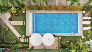 Bazén v ubytování S and M Hotel Inc. nebo v jeho okolí