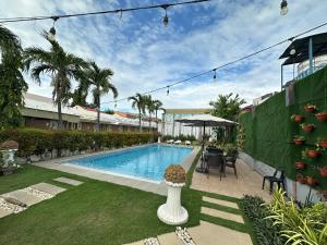 Bazén v ubytování S and M Hotel Inc. nebo v jeho okolí