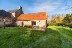 an old stone house with an orange roof and a yard at Ar Pazenn - Découverte de la côte de granit rose in Plouguiel